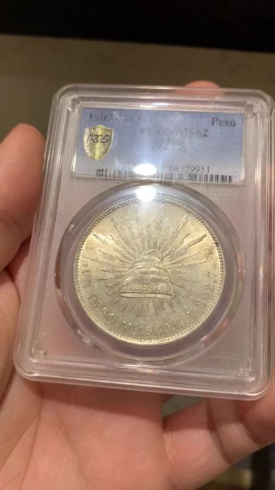 《竞宝斋》第47场-本周日，周一2场连拍（全场不限金额包邮） PCGS MS62  1909年墨西哥1比索鹰洋银币（MO GV）  深打，鹰犹如活物