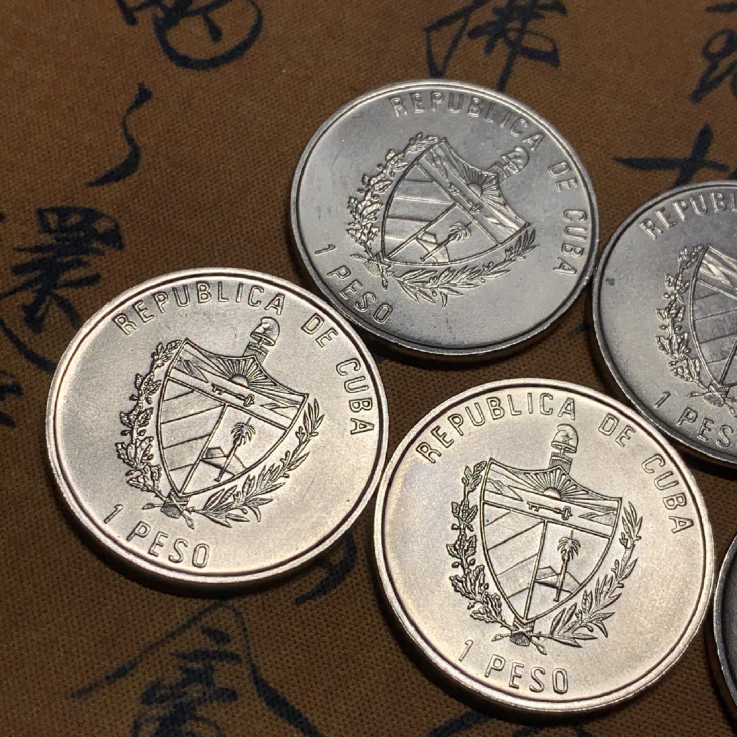 《竞宝斋》第47场-本周日，周一2场连拍（全场不限金额包邮） 古巴1比索 珐琅彩一组5枚