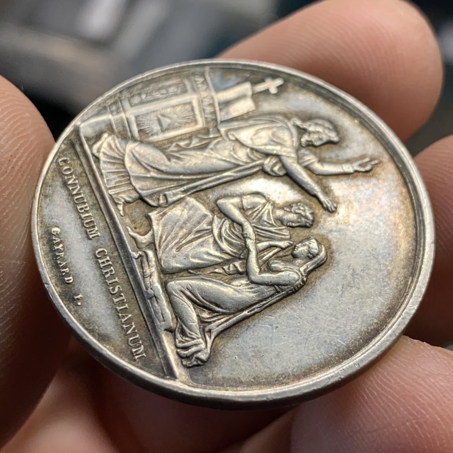 《竞宝斋》第47场-本周日，周一2场连拍（全场不限金额包邮） 法国 1860-1879年 高细节 圆形银质婚章 15.4克 33.4mm直径 蜜蜂边铭