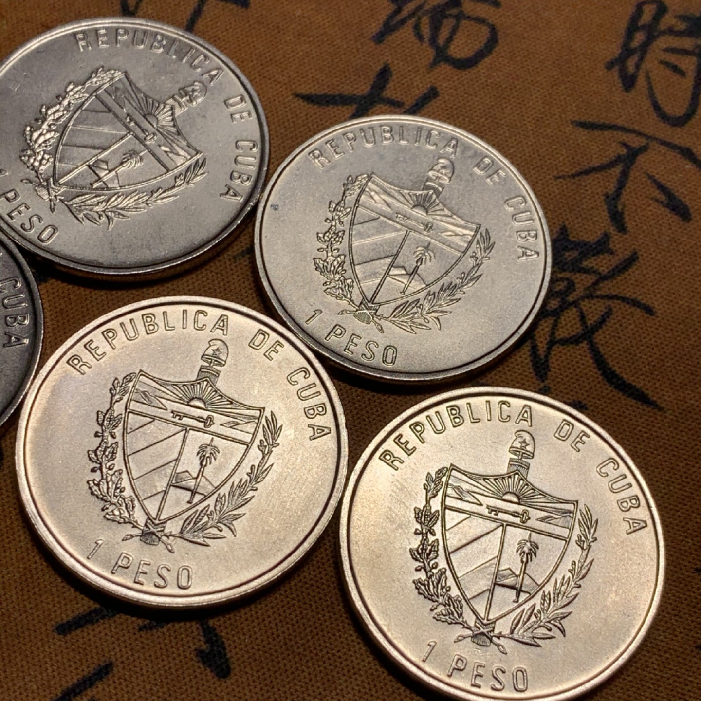 《竞宝斋》第47场-本周日，周一2场连拍（全场不限金额包邮） 古巴1比索 珐琅彩一组5枚