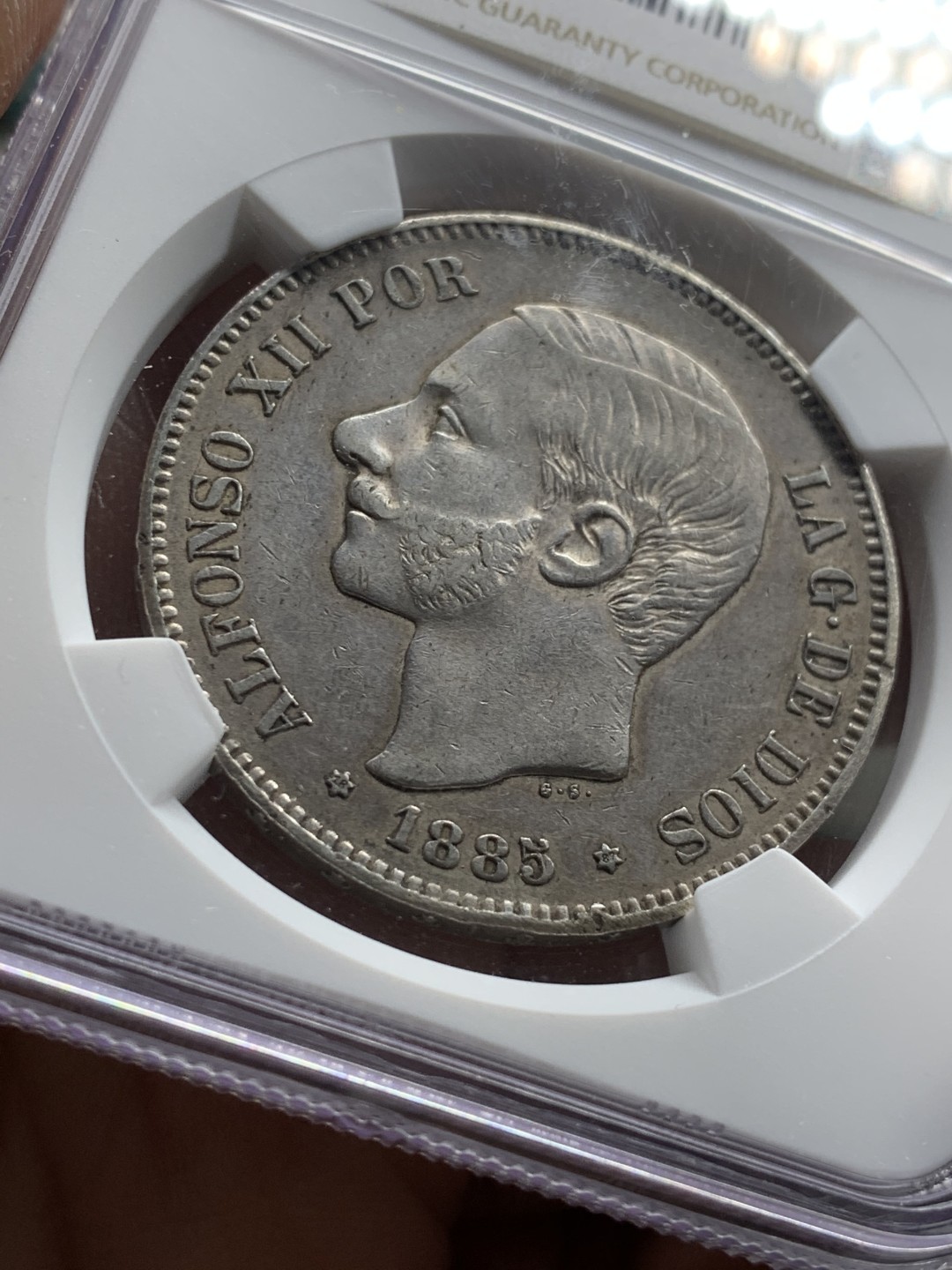 《竞宝斋》第47场-本周日，周一2场连拍（全场不限金额包邮） NGC AU评级 西班牙 1885年 阿方索十二世  5比塞塔 双柱银币 胡子还比较清楚