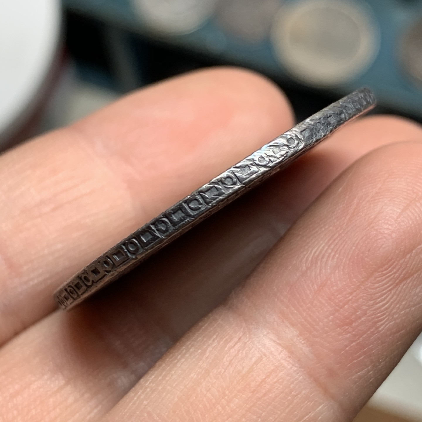 《竞宝斋》第47场-本周日，周一2场连拍（全场不限金额包邮） 1783年西班牙双柱8R 卡洛斯三世 西属墨西哥银币 双柱面环五彩包浆 背部有戳记