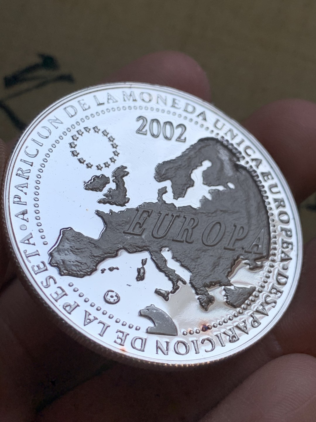 《竞宝斋》第47场-本周日，周一2场连拍（全场不限金额包邮） 原盒证书 伊比利亚公司 2002年 纪念欧元货币使用 1盎司 精制银章