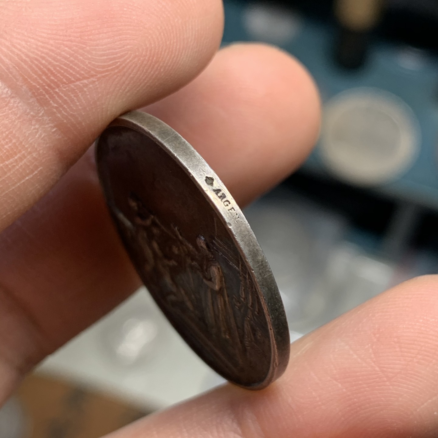 《竞宝斋》第47场-本周日，周一2场连拍（全场不限金额包邮） 法国 1860-1879年 深五彩 银质婚章 12.1克 30.6mm直径 蜜蜂边铭