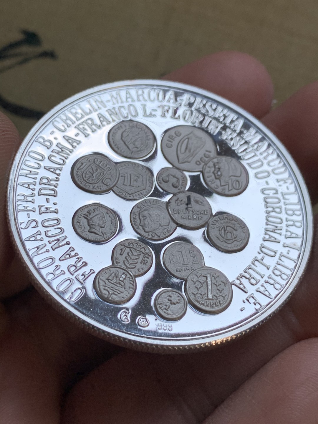 《竞宝斋》第47场-本周日，周一2场连拍（全场不限金额包邮） 原盒证书 伊比利亚公司 2002年 纪念欧元货币使用 1盎司 精制银章