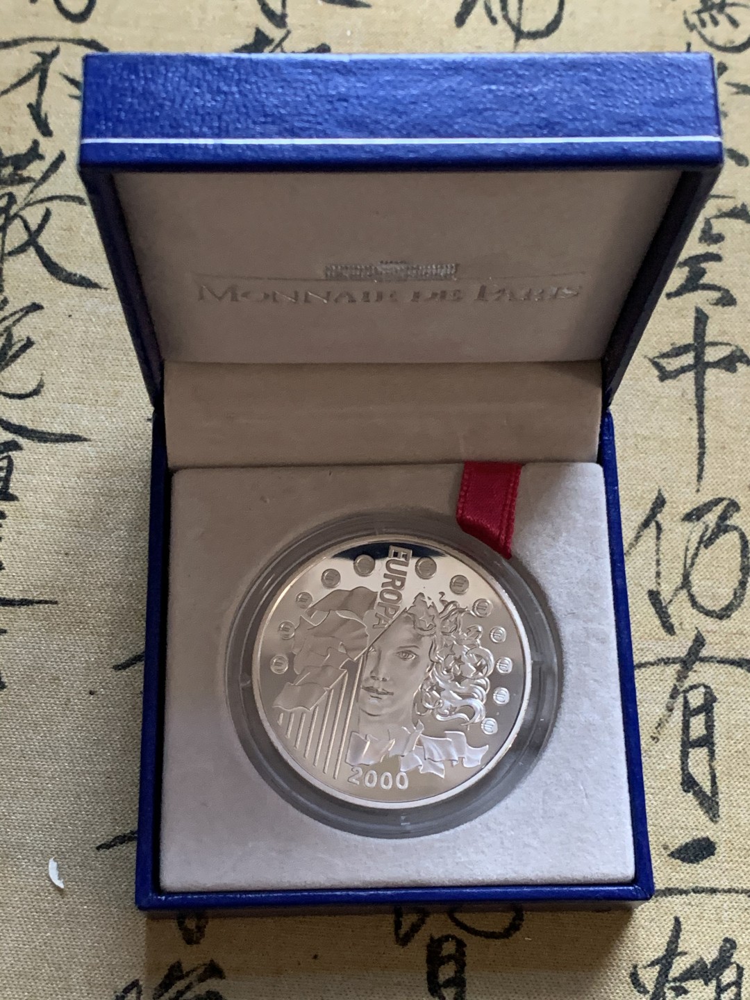 《竞宝斋》第47场-本周日，周一2场连拍（全场不限金额包邮） 蓝盒证书 法国 2000年 欧洲女神像 和货币纪念 6.55957法郎 精制大银币 稀少