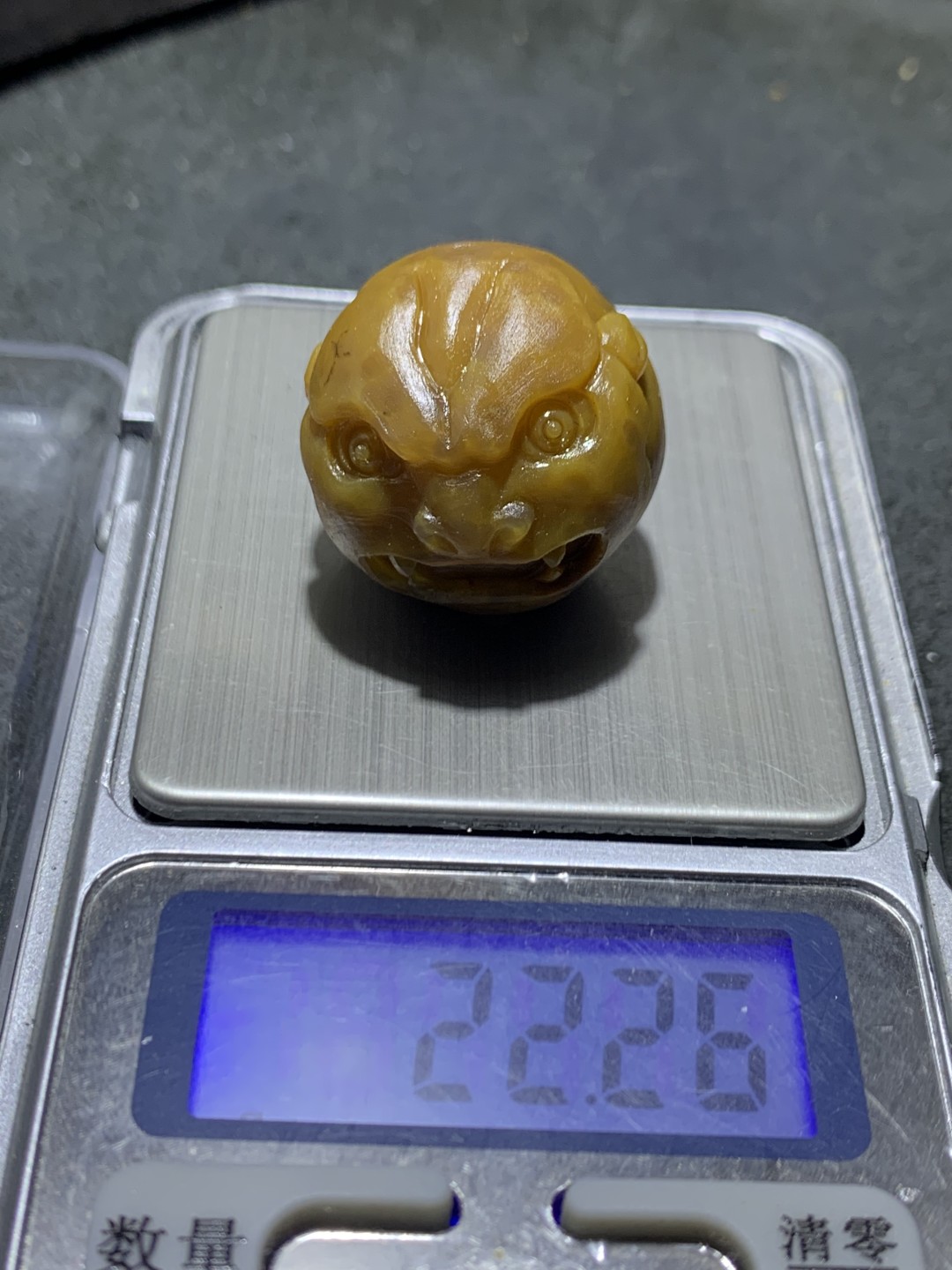 精美黄料战国红玛瑙亚光雕刻呆萌兽首圆珠一颗！