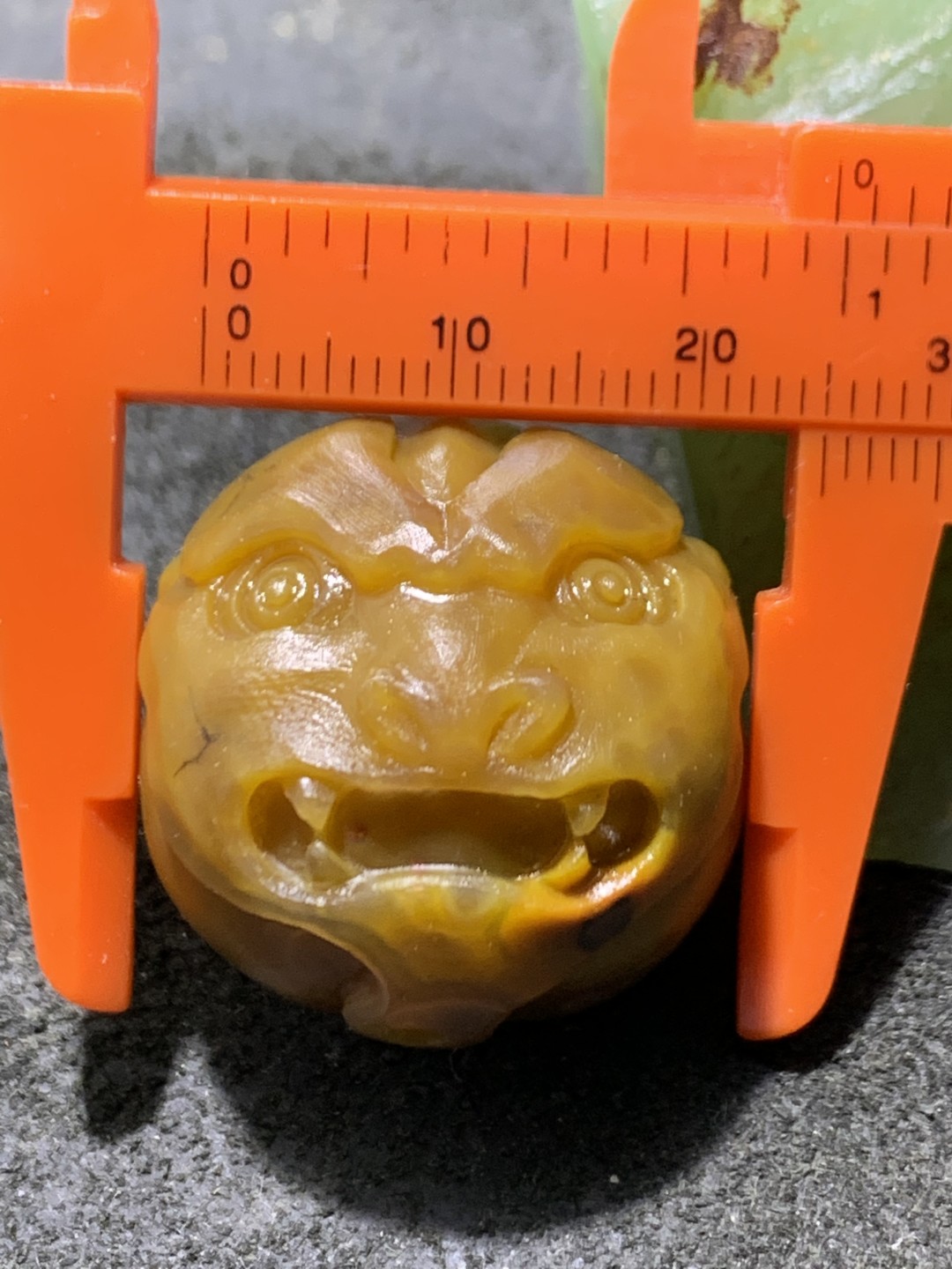 精美黄料战国红玛瑙亚光雕刻呆萌兽首圆珠一颗！