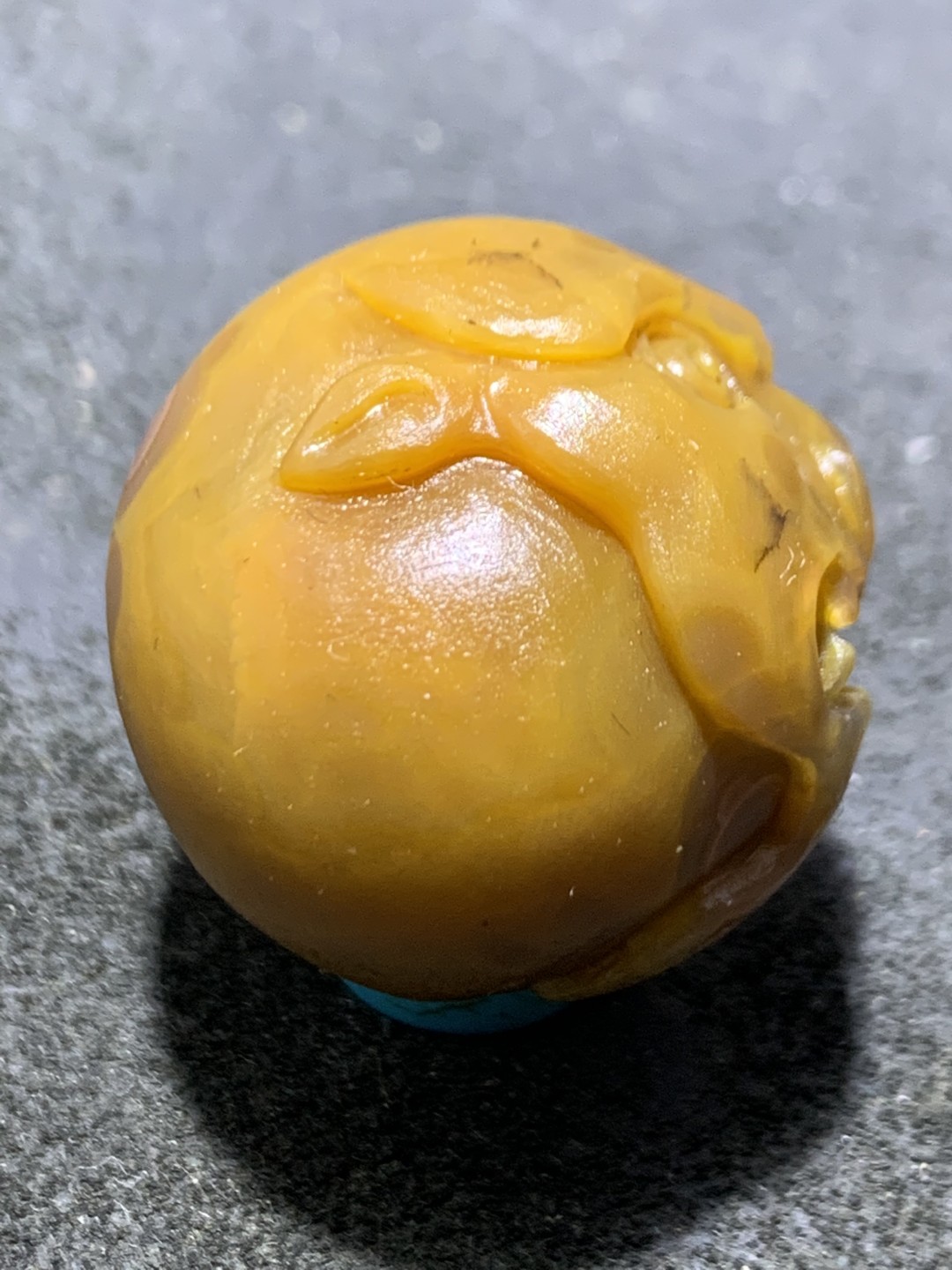 精美黄料战国红玛瑙亚光雕刻呆萌兽首圆珠一颗！