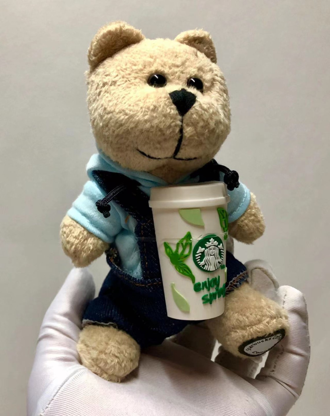 零元拍：原品全新星巴克小熊挂件。萌萌的小熊造型，手握咖啡杯。可挂在背包上，也可摆在书桌上。可爱的造型让您爱不释手。