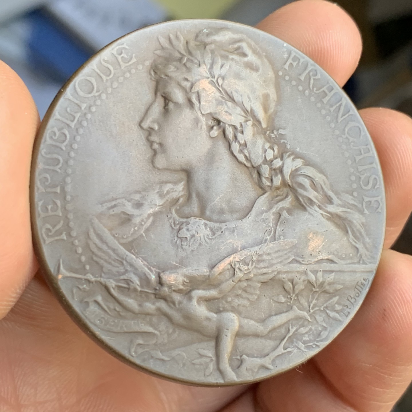 《竞宝斋》第48场-本周日，周一2场连拍（全场不限金额包邮） 法国玛丽安娜 大铜章 54.5克 49.3mm直径 背面文字应为手刻 非常漂亮