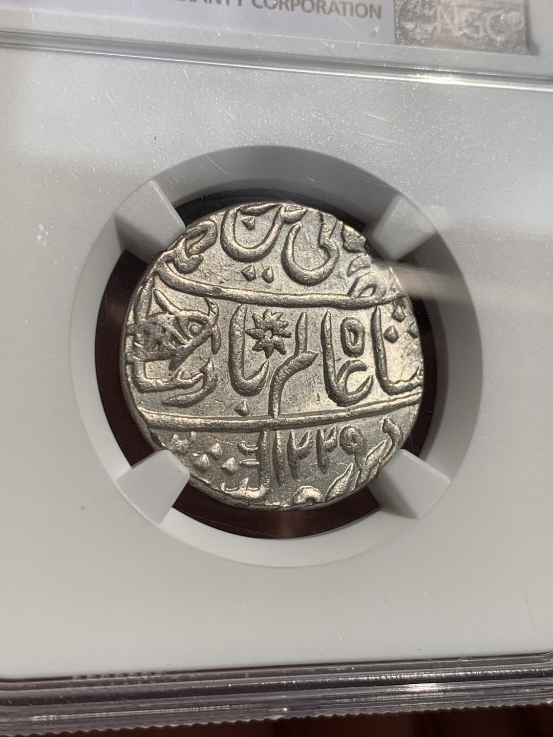 《竞宝斋》第48场-本周日，周一2场连拍（全场不限金额包邮） NGC-MS64 英属1749 孟加拉 1卢比 PLAIN EDGE 版 原光全深打  光度状态一流