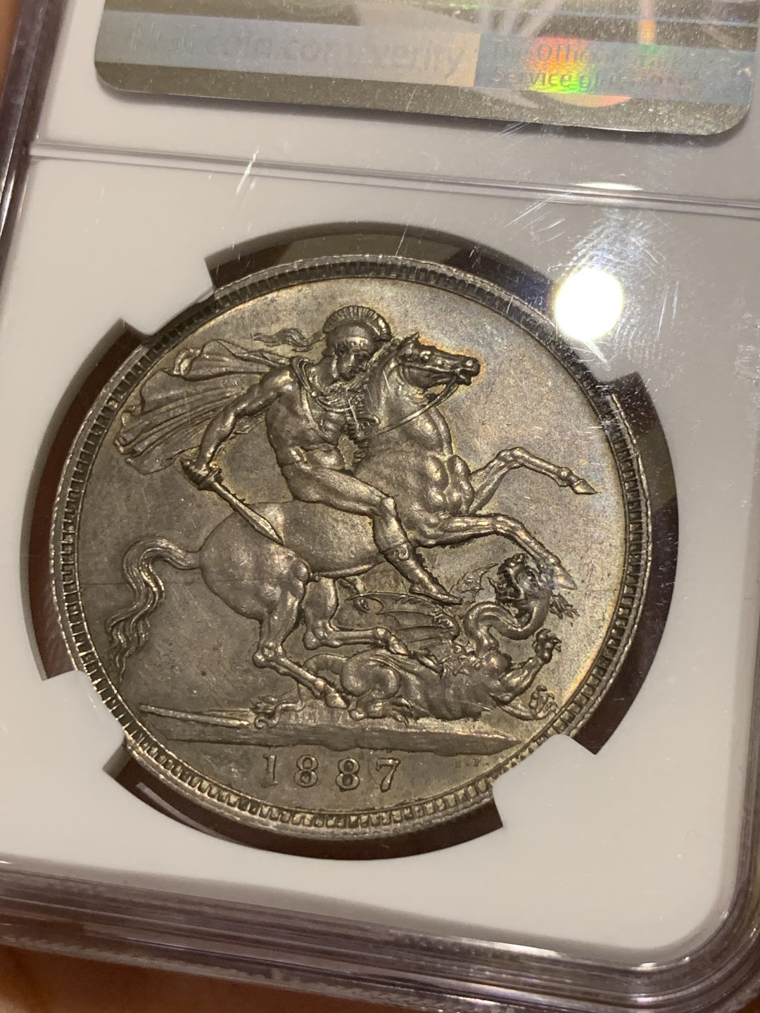 《竞宝斋》第48场-本周日，周一2场连拍（全场不限金额包邮） NGC-MS61 英国 1887年 维多利亚 高冠版 一克朗 马剑银币 原汁原味，带彩。