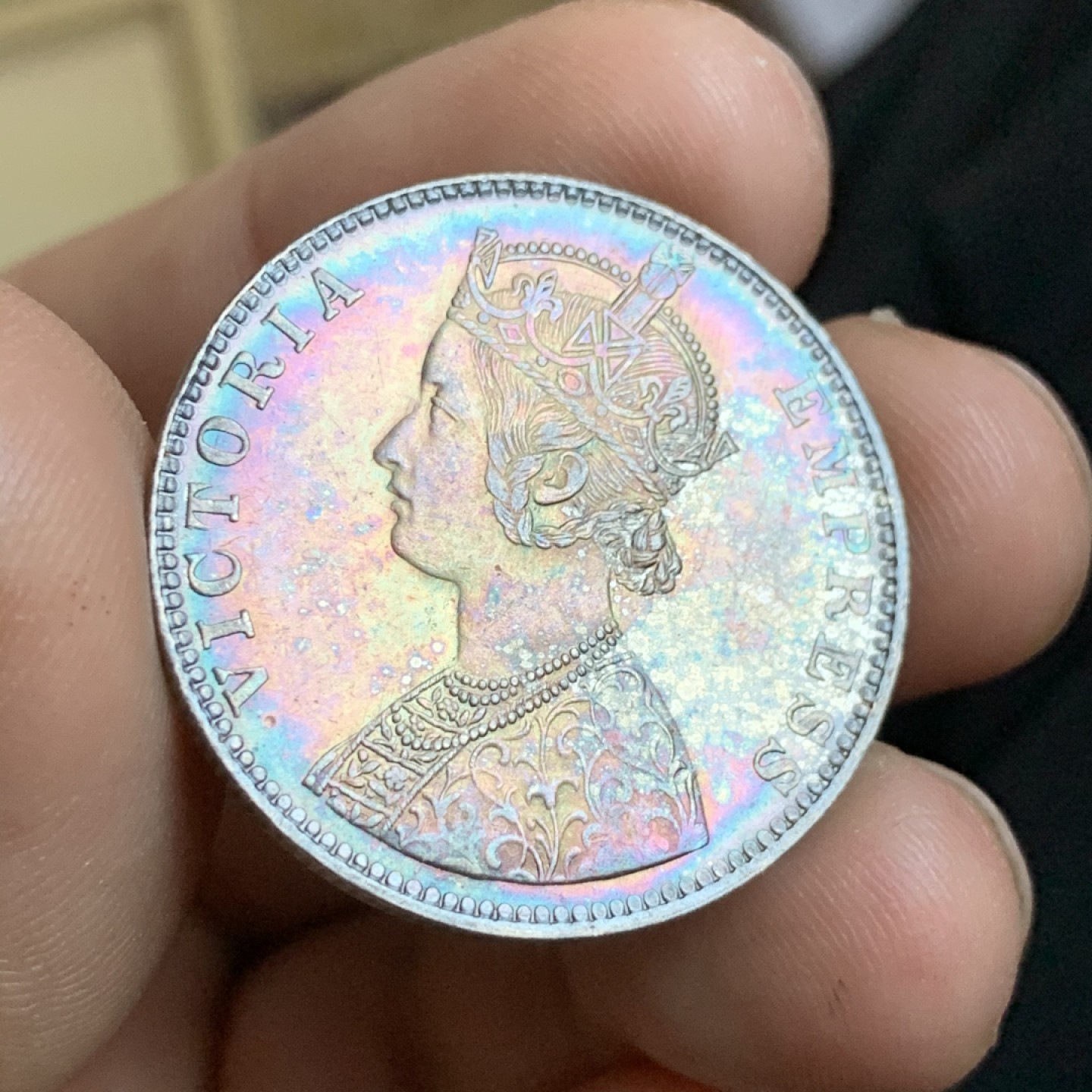 《竞宝斋》第48场-本周日，周一2场连拍（全场不限金额包邮） UNC级好品 英属印度 1901年 1卢比 维多利亚皇后版 银币 转光 深润五彩包浆 高点细节清晰