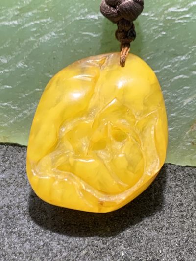 精美天然波罗地海蜜蜡原石雕刻玫瑰吊坠一个， - 精美天然波罗地海蜜蜡原石雕刻玫瑰吊坠一个，