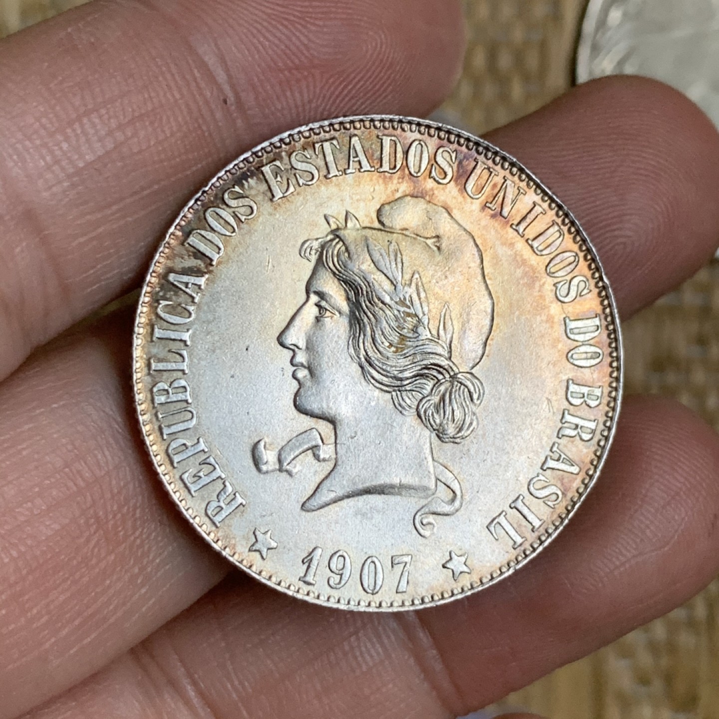 《竞宝斋》第48场-本周日，周一2场连拍（全场不限金额包邮） 巴西1907年2000R女神银币 环五彩转光