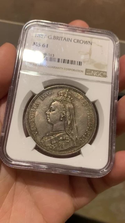 《竞宝斋》第48场-本周日，周一2场连拍（全场不限金额包邮） NGC-MS61 英国 1887年 维多利亚 高冠版 一克朗 马剑银币 原汁原味，带彩。
