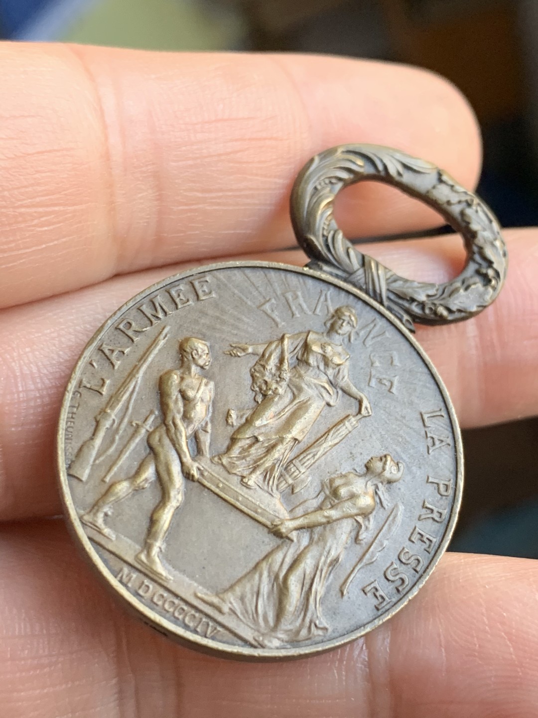 《竞宝斋》第48场-本周日，周一2场连拍（全场不限金额包邮） 法国 1904年 战争 纪念章 吊环满工 非常的漂亮 有拿一的勋章风格 20.8克 宽32.1mm，长47.6mm