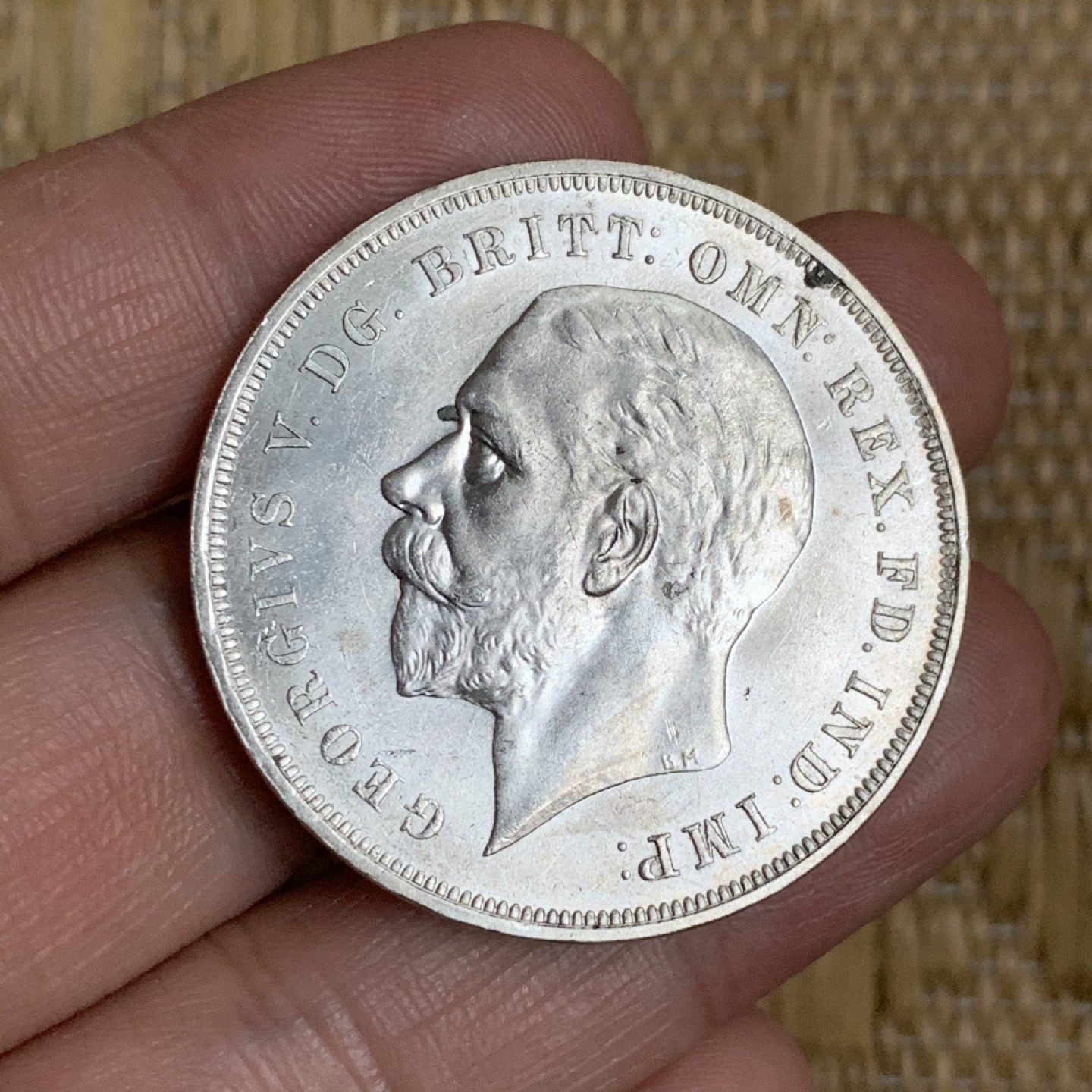 《竞宝斋》第48场-本周日，周一2场连拍（全场不限金额包邮） 英国1935年乔治五世一克朗木马剑银币 UNC带转光