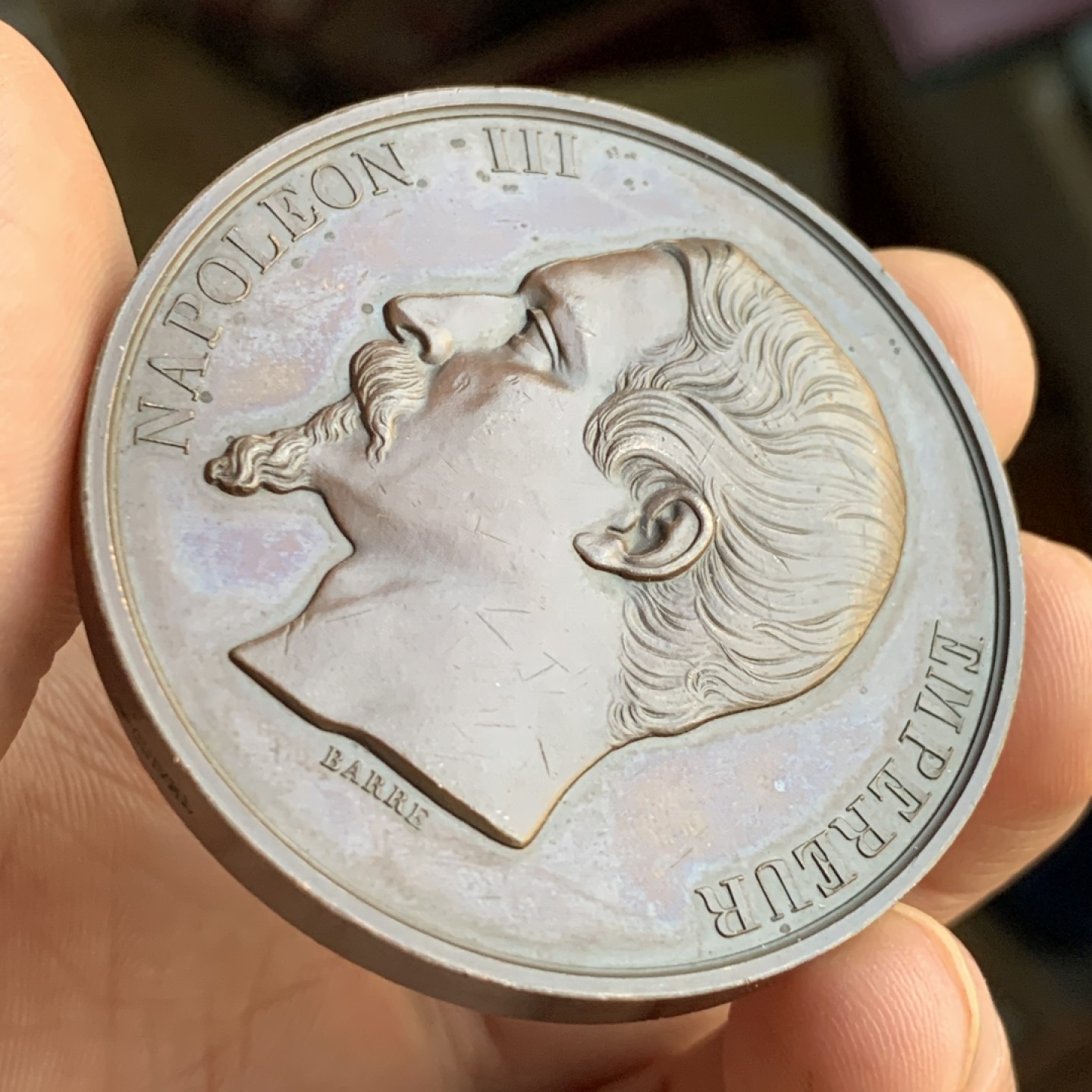 《竞宝斋》第48场-本周日，周一2场连拍（全场不限金额包邮） 法国 1854年 拿三 大铜章 巧克力包浆 难得状态 65.5克 50.6直径 