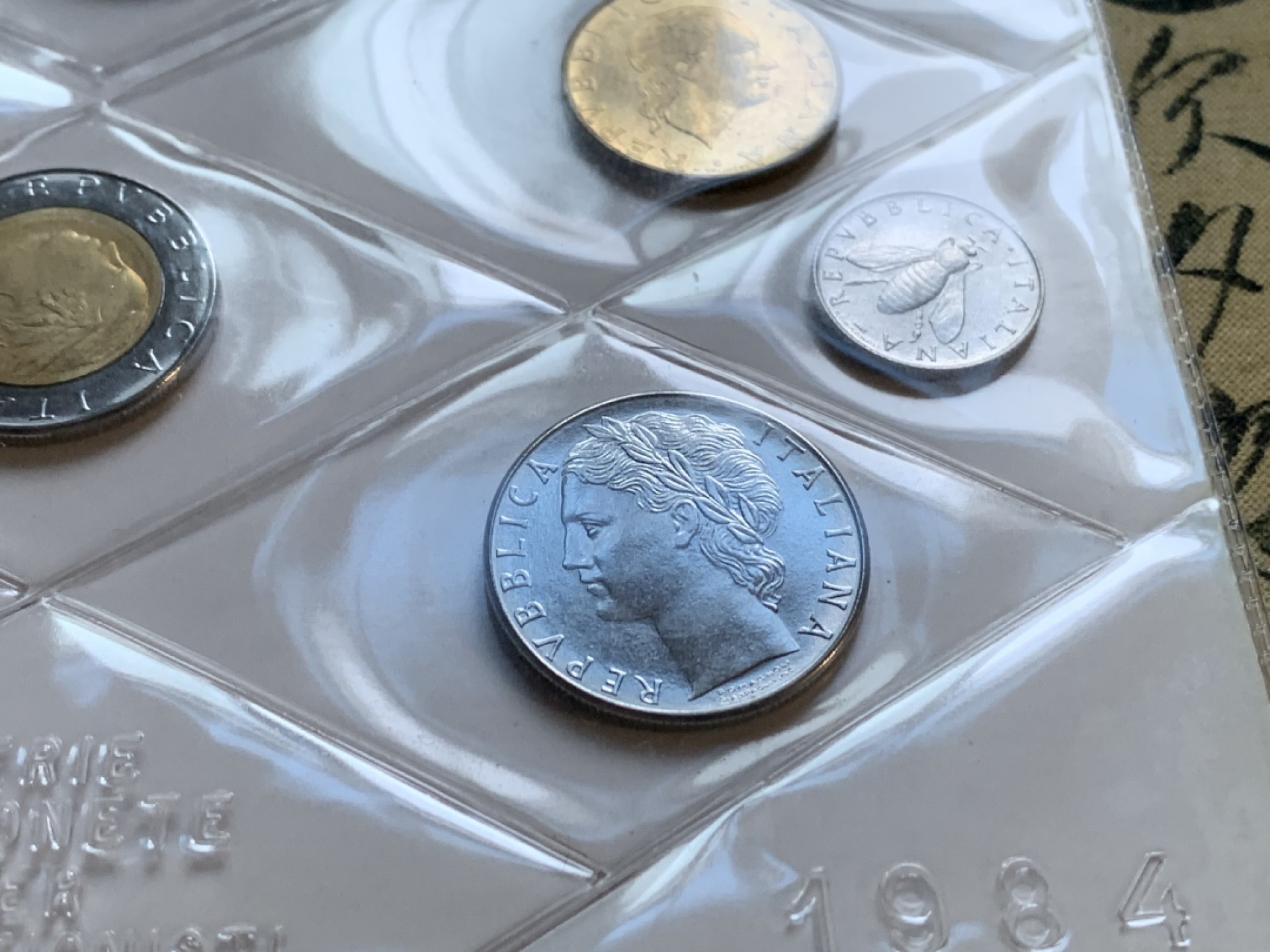 《竞宝斋》第48场-本周日，周一2场连拍（全场不限金额包邮） 意大利1984年清年份官方原装套币BU 1-500里拉共10枚 带人妻帆船银币 克劳斯编号MS11