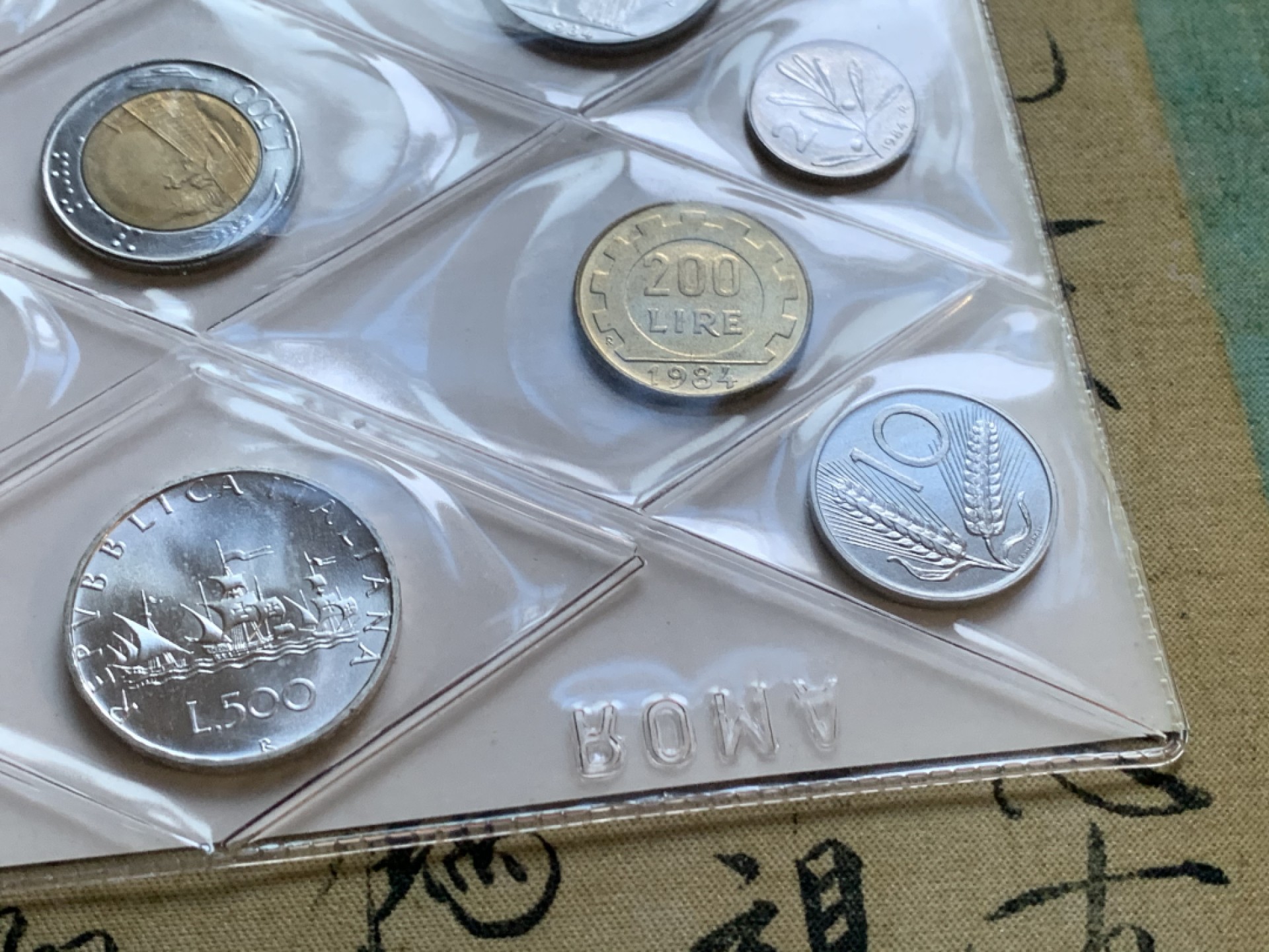 《竞宝斋》第48场-本周日，周一2场连拍（全场不限金额包邮） 意大利1984年清年份官方原装套币BU 1-500里拉共10枚 带人妻帆船银币 克劳斯编号MS11