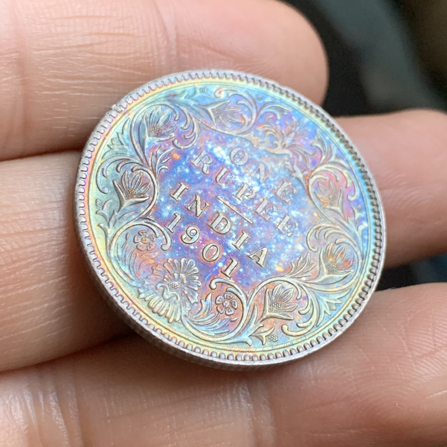 《竞宝斋》第48场-本周日，周一2场连拍（全场不限金额包邮） UNC级好品 英属印度 1901年 1卢比 维多利亚皇后版 银币 转光 深润五彩包浆 高点细节清晰