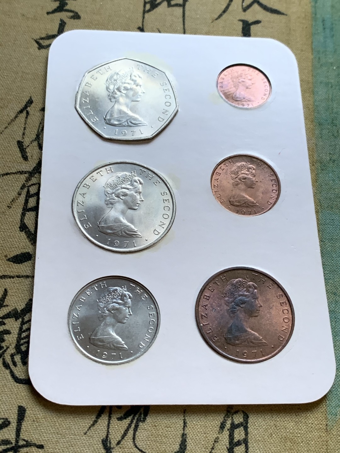 《竞宝斋》第48场-本周日，周一2场连拍（全场不限金额包邮） 马恩岛1971年清年份官方原封套币UNC 皮夹装 半便士-50新便士共6枚 克劳斯编号MS2