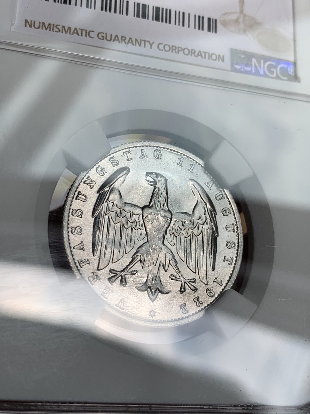 《竞宝斋》第48场-本周日，周一2场连拍（全场不限金额包邮） NGC-MS66 魏玛3马克铝币超高分 1922A 铸纹锐利 光度完美 正反面透打明显 尤其是鹰的透打很漂亮 鹰脑后有根呆毛 趣意盎然