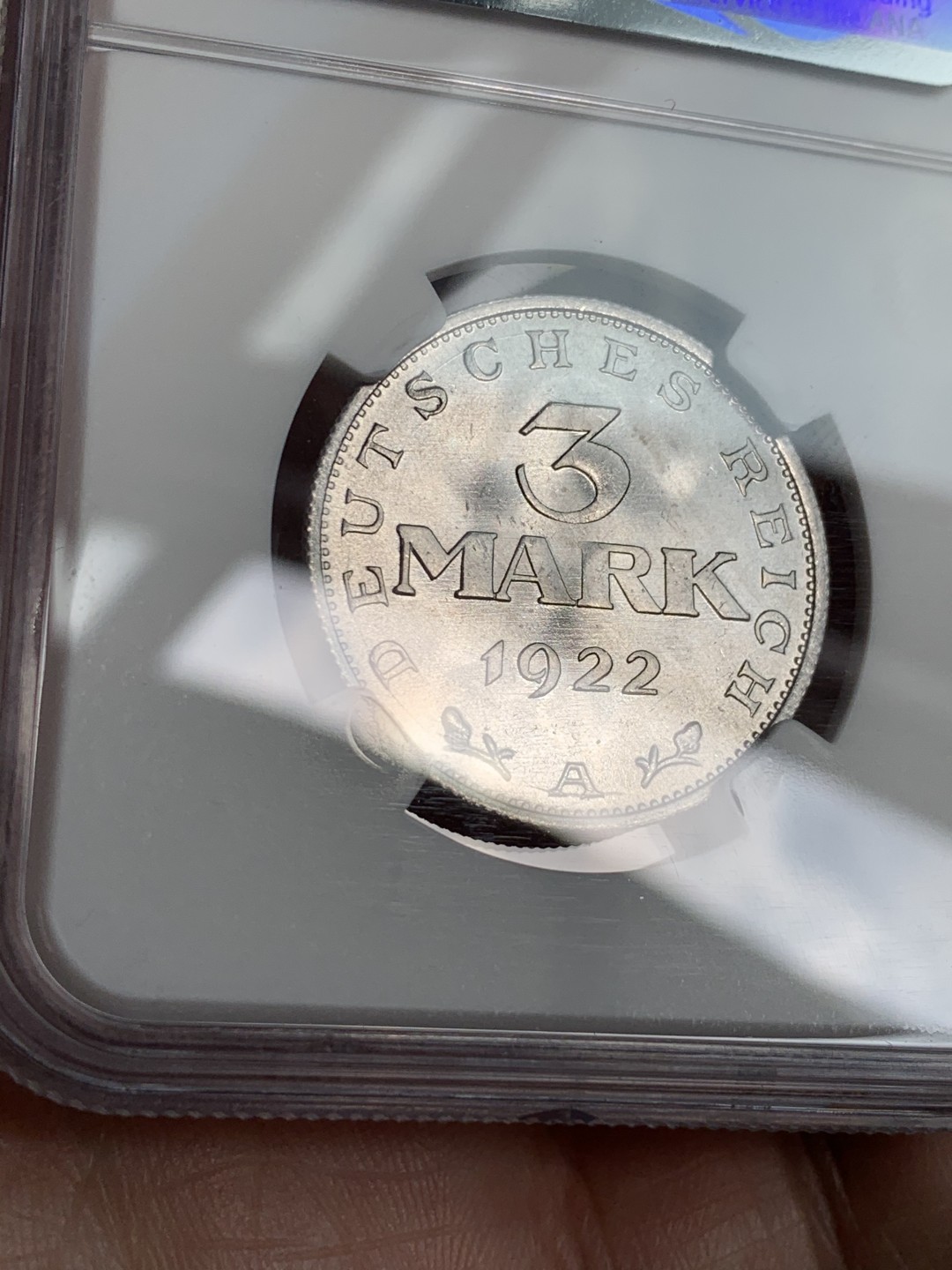 《竞宝斋》第48场-本周日，周一2场连拍（全场不限金额包邮） NGC-MS66 魏玛3马克铝币超高分 1922A 铸纹锐利 光度完美 正反面透打明显 尤其是鹰的透打很漂亮 鹰脑后有根呆毛 趣意盎然