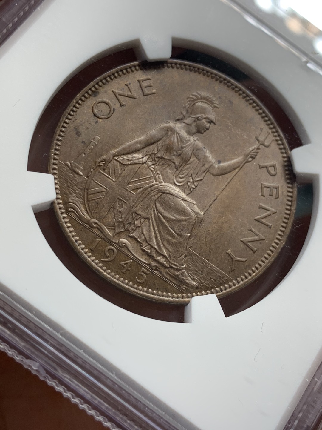 《竞宝斋》第48场-本周日，周一2场连拍（全场不限金额包邮） NGC-MS64BN 英国1945年一便士大铜币 极美巧克力包浆