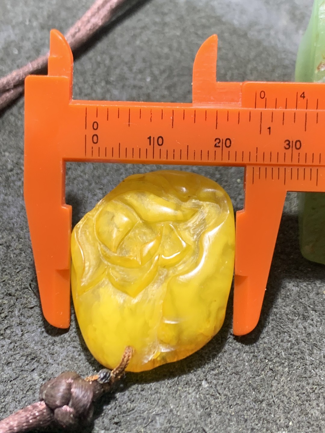 精美天然波罗地海蜜蜡原石雕刻玫瑰吊坠一个，