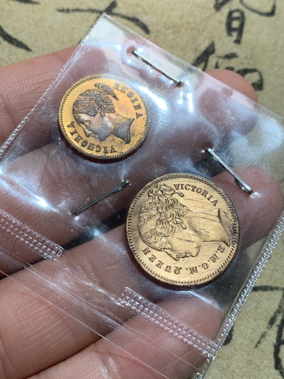 《竞宝斋》第48场-本周日，周一2场连拍（全场不限金额包邮） （TOKEN-2枚一组）英国 维多利亚 登基纪年 铜币 token 一对