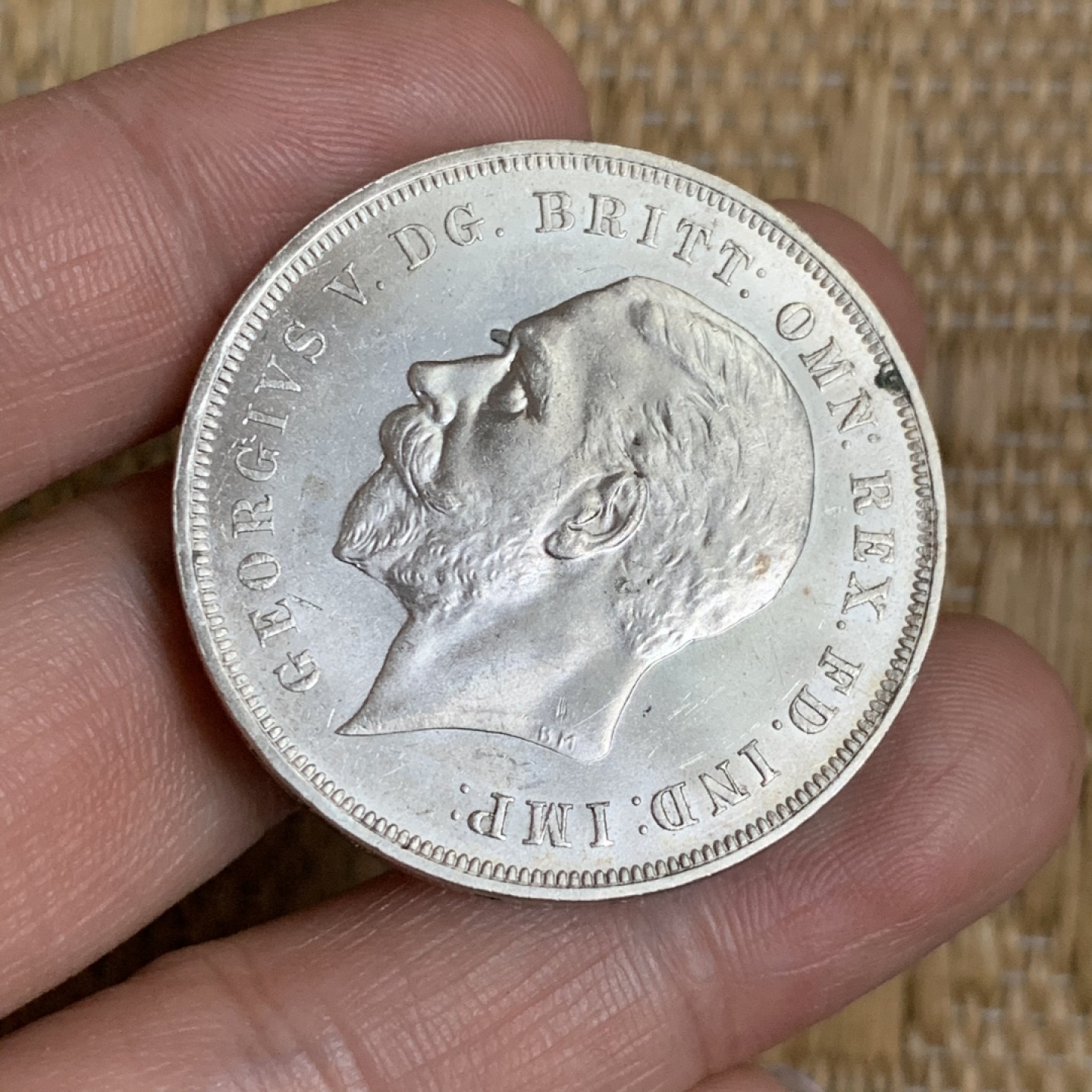 《竞宝斋》第48场-本周日，周一2场连拍（全场不限金额包邮） 英国1935年乔治五世一克朗木马剑银币 UNC带转光