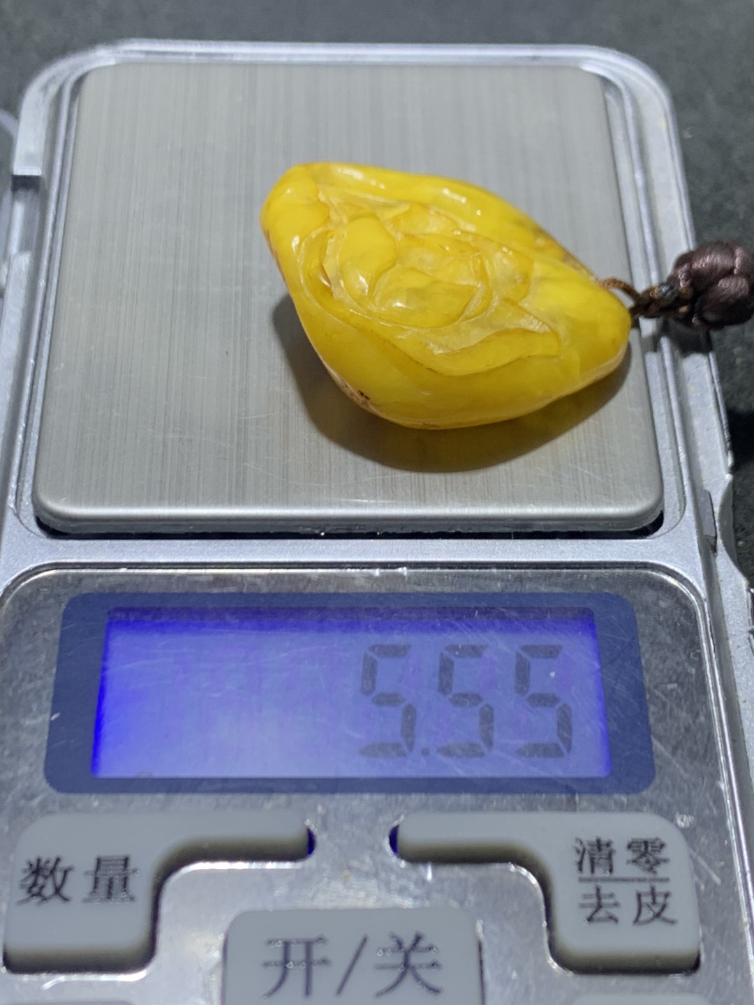 精美天然波罗地海蜜蜡原石雕刻玫瑰吊坠一个，