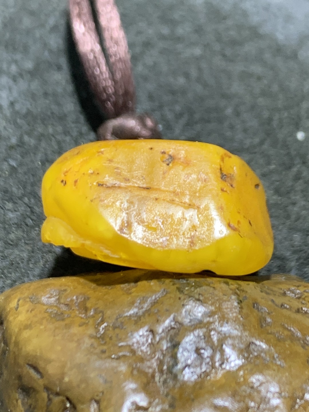 精美天然波罗地海蜜蜡原石雕刻玫瑰吊坠一个，