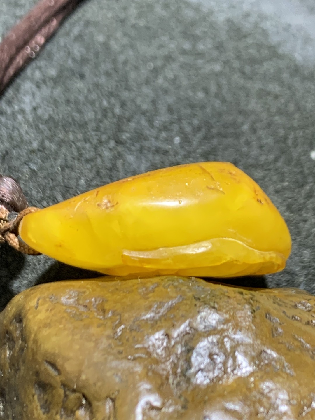 精美天然波罗地海蜜蜡原石雕刻玫瑰吊坠一个，