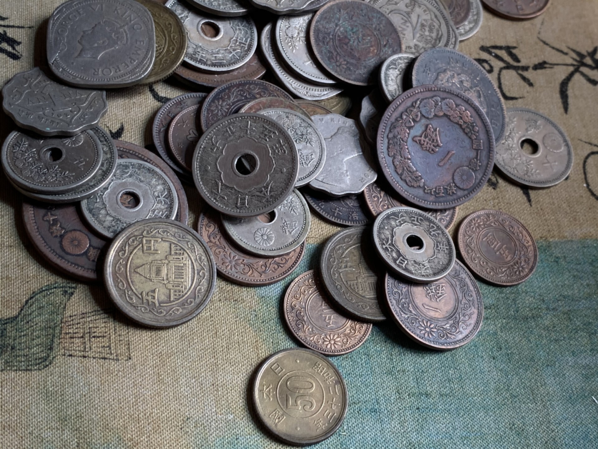 《竞宝斋》第48场-本周日，周一2场连拍（全场不限金额包邮） （68枚一组）日本，印度铜币，散币。其中日龙铜板13枚，印度散币13枚，其它日本散币42枚，品见图