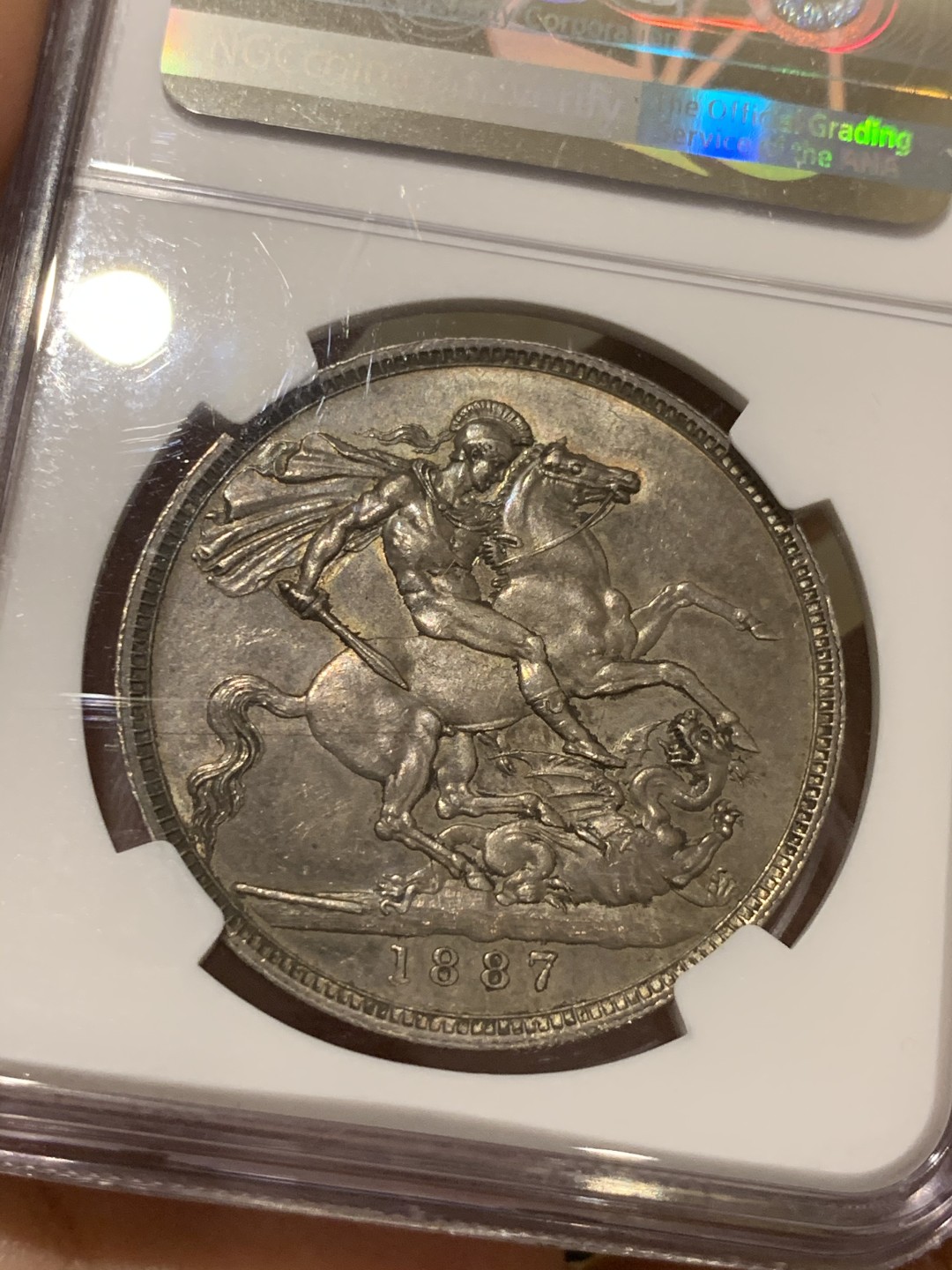 《竞宝斋》第48场-本周日，周一2场连拍（全场不限金额包邮） NGC-MS61 英国 1887年 维多利亚 高冠版 一克朗 马剑银币 原汁原味，带彩。