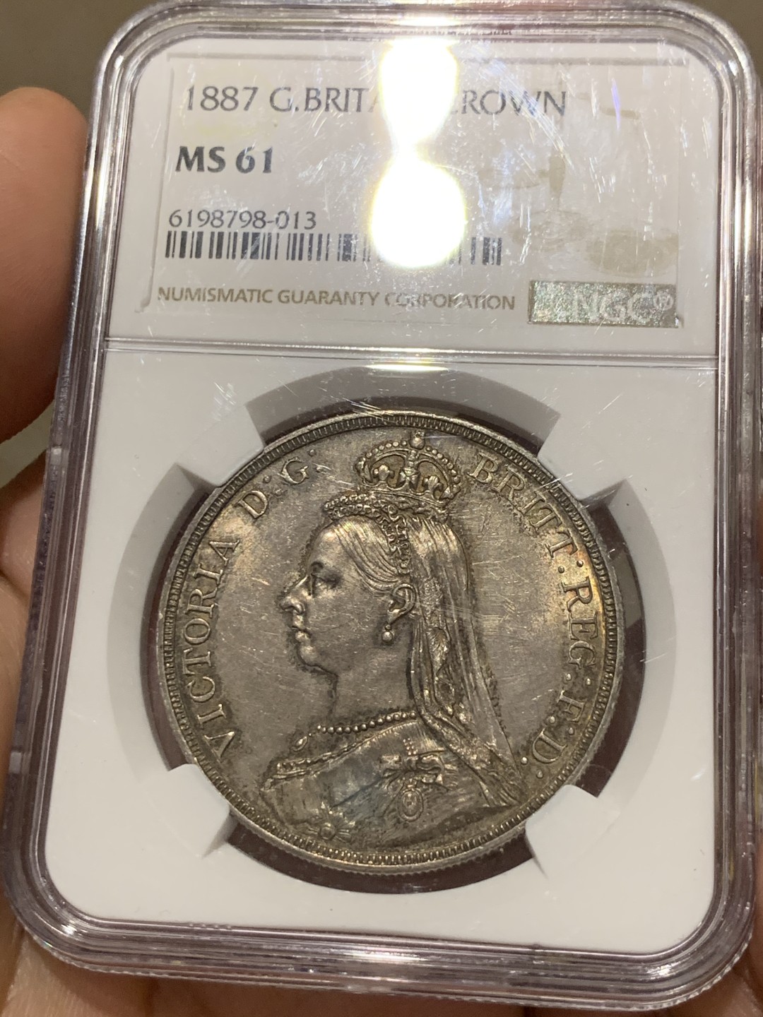 《竞宝斋》第48场-本周日，周一2场连拍（全场不限金额包邮） NGC-MS61 英国 1887年 维多利亚 高冠版 一克朗 马剑银币 原汁原味，带彩。