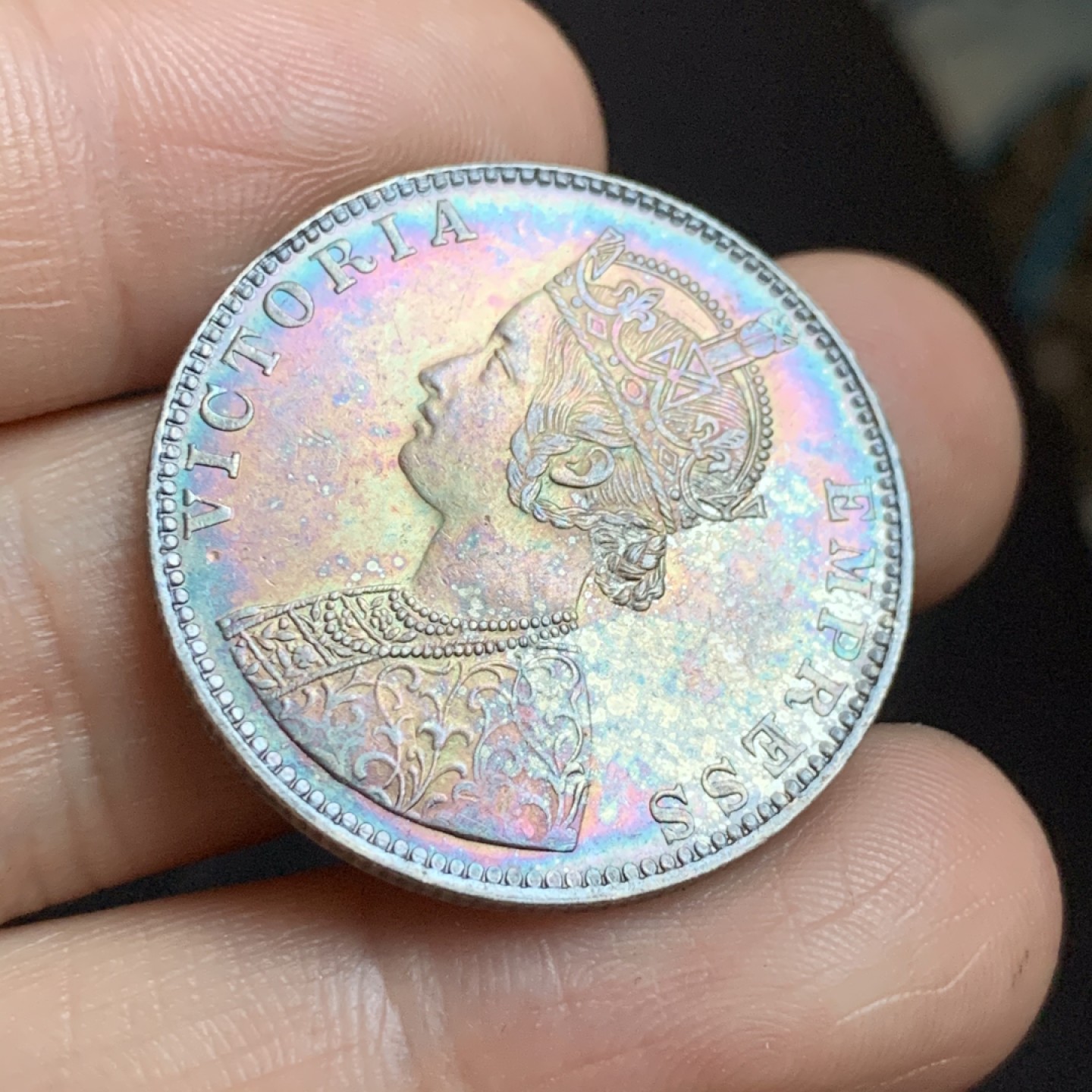 《竞宝斋》第48场-本周日，周一2场连拍（全场不限金额包邮） UNC级好品 英属印度 1901年 1卢比 维多利亚皇后版 银币 转光 深润五彩包浆 高点细节清晰