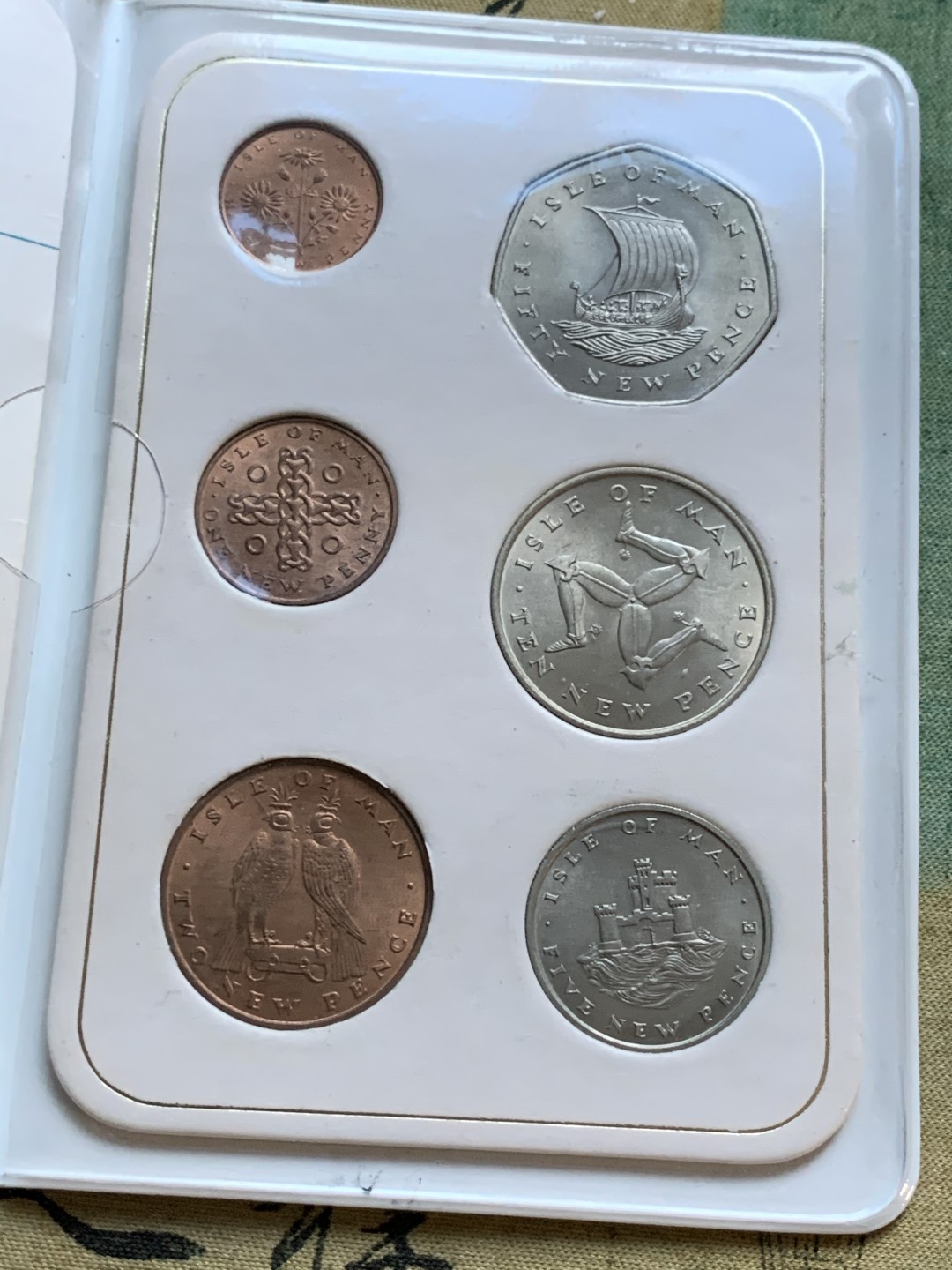 《竞宝斋》第48场-本周日，周一2场连拍（全场不限金额包邮） 马恩岛1971年清年份官方原封套币UNC 皮夹装 半便士-50新便士共6枚 克劳斯编号MS2