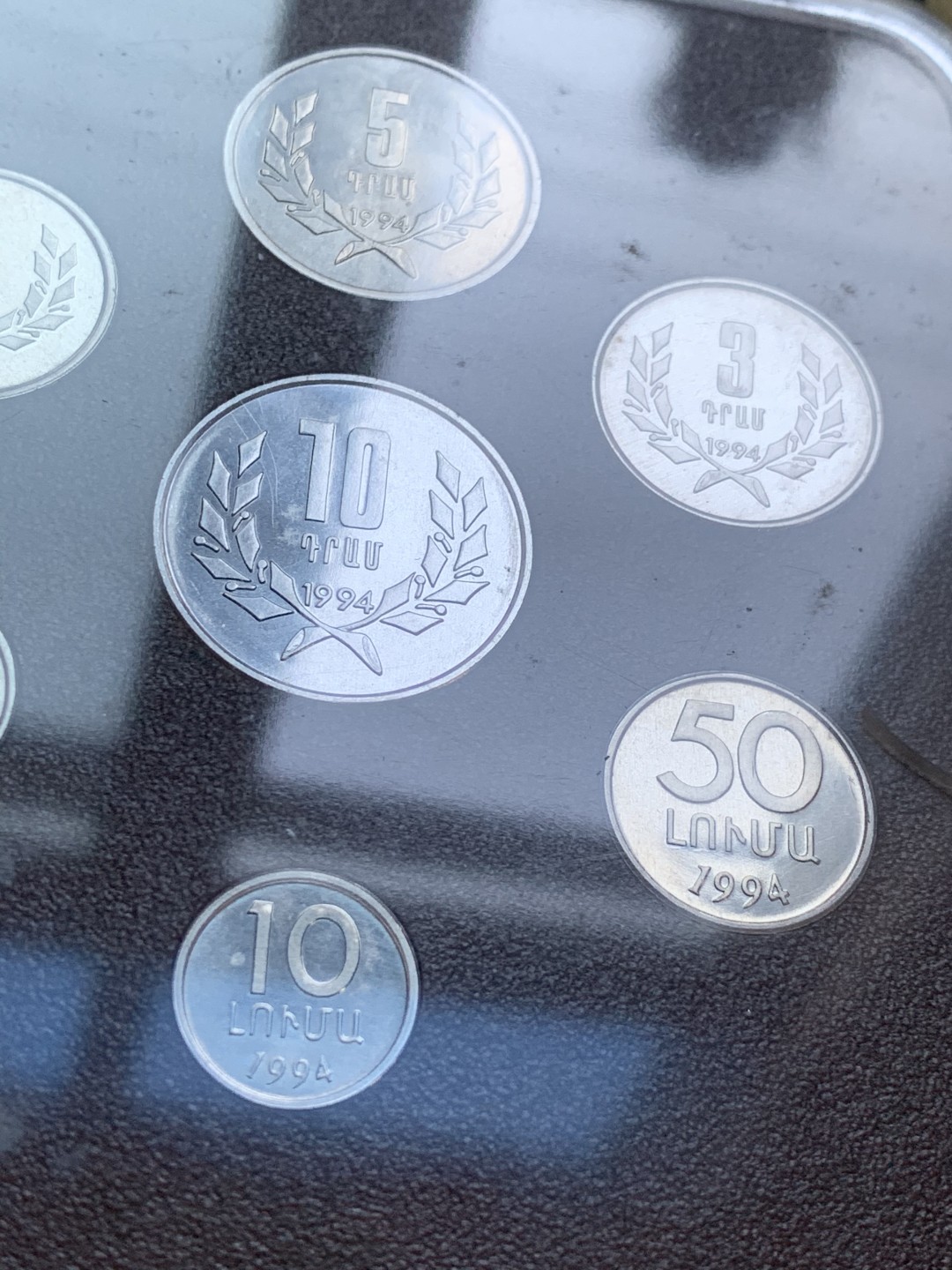 《竞宝斋》第48场-本周日，周一2场连拍（全场不限金额包邮） 亚美尼亚1994年清年份官方原封套币BU 10卢马-10德拉姆共7枚 稀见 外盒有破损