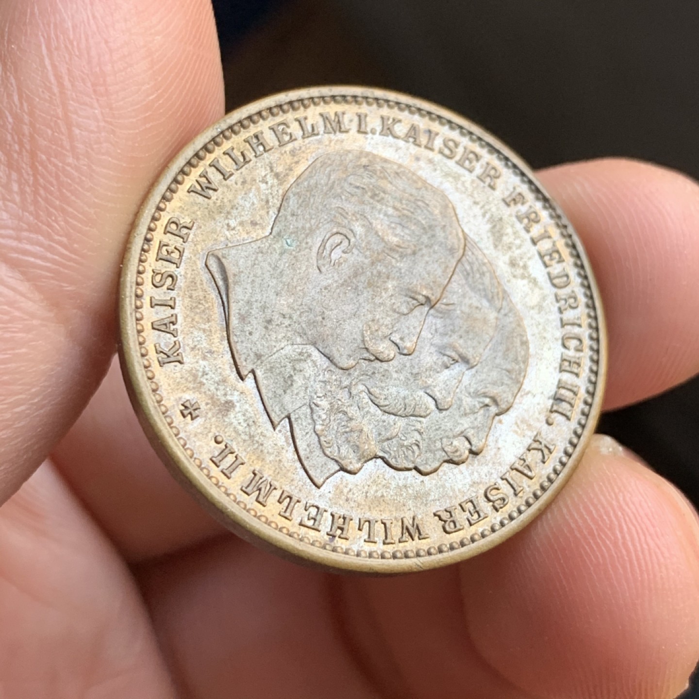 《竞宝斋》第48场-本周日，周一2场连拍（全场不限金额包邮） 德国 三皇 章  12.1克 30.3直径 材质不明 边有磨 见图