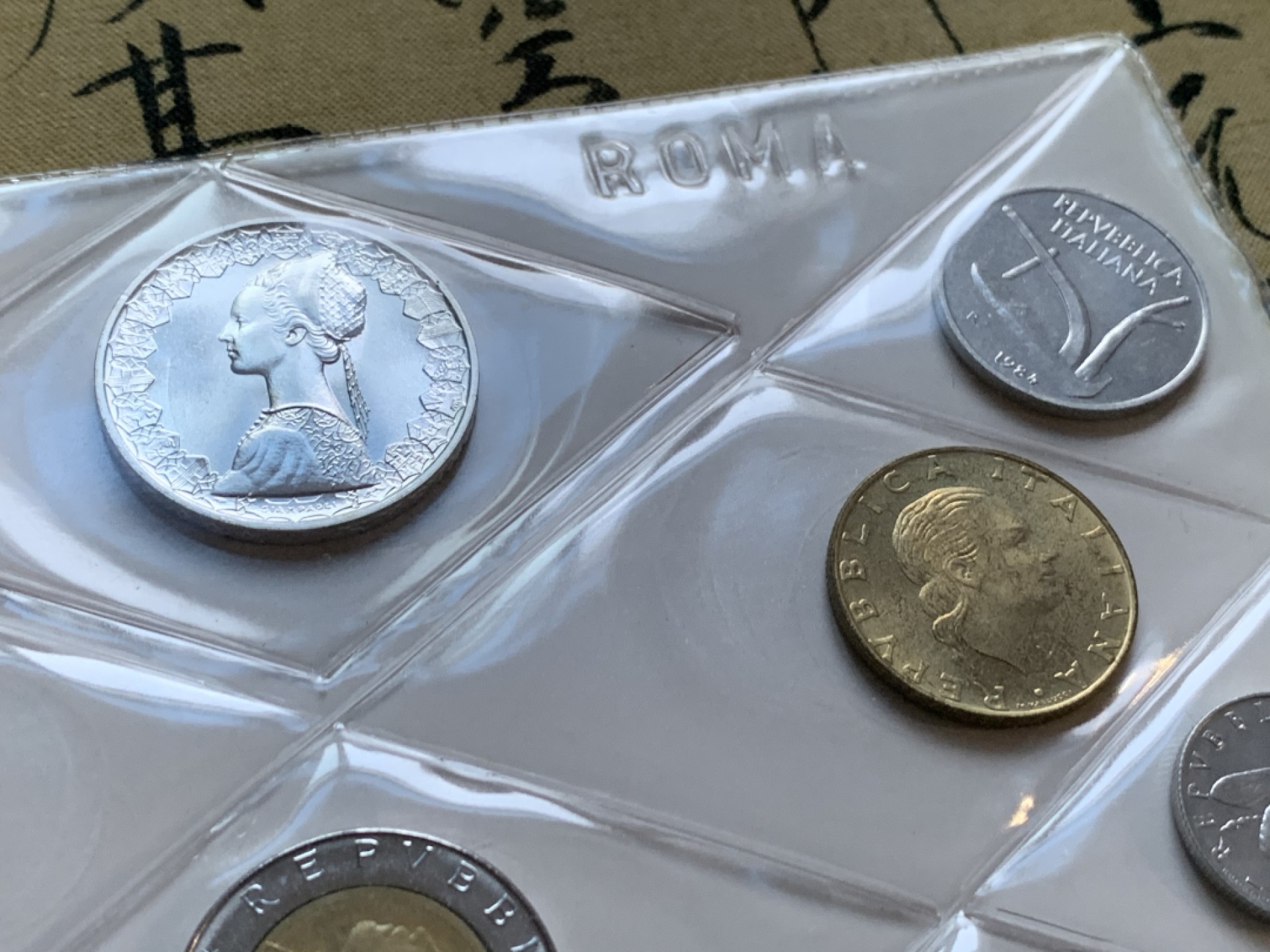 《竞宝斋》第48场-本周日，周一2场连拍（全场不限金额包邮） 意大利1984年清年份官方原装套币BU 1-500里拉共10枚 带人妻帆船银币 克劳斯编号MS11