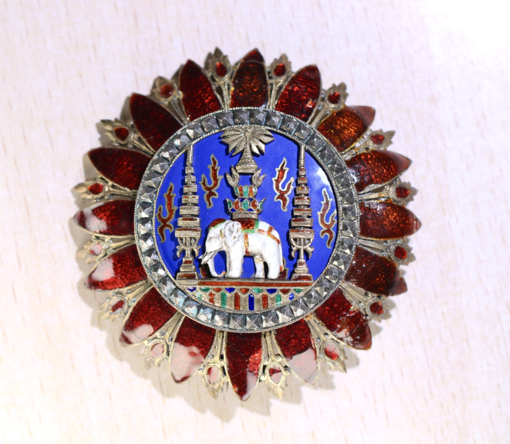 泰国暹罗战时白象勋章 最早期一版 银质珐琅有修复