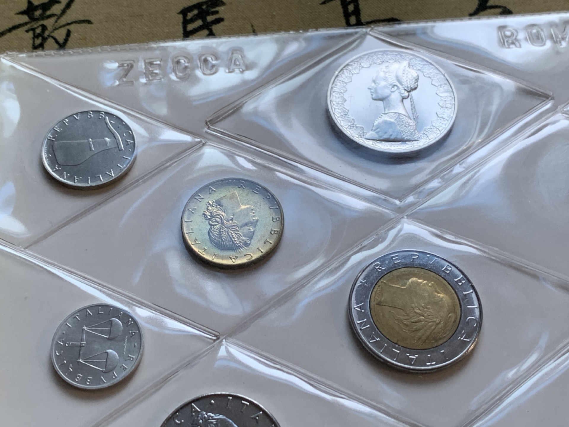 《竞宝斋》第48场-本周日，周一2场连拍（全场不限金额包邮） 意大利1984年清年份官方原装套币BU 1-500里拉共10枚 带人妻帆船银币 克劳斯编号MS11