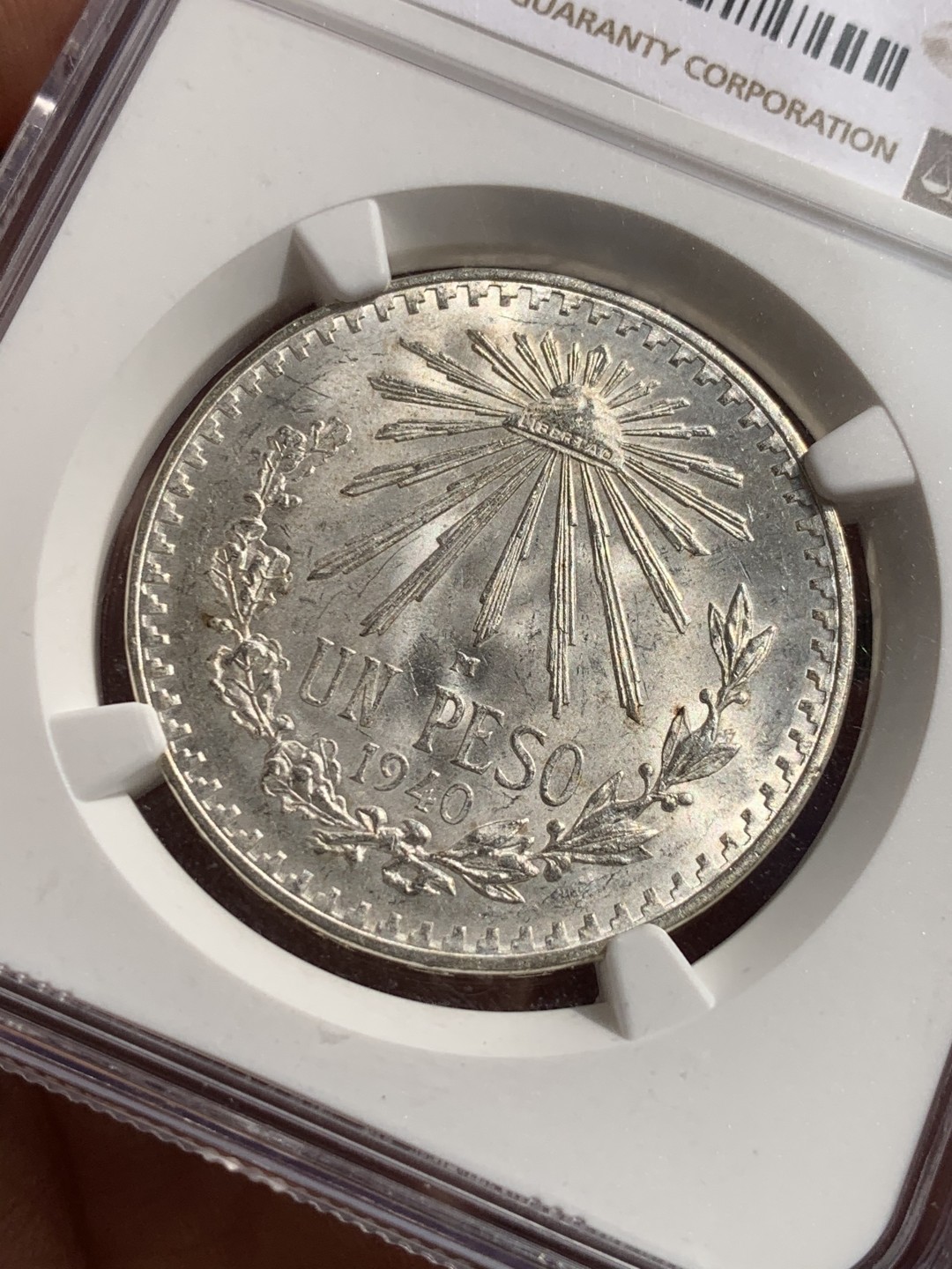 《竞宝斋》第48场-本周日，周一2场连拍（全场不限金额包邮） NGC MS66 1940M 墨西哥1比索银币 银光饱满 羽毛压印极其细腻