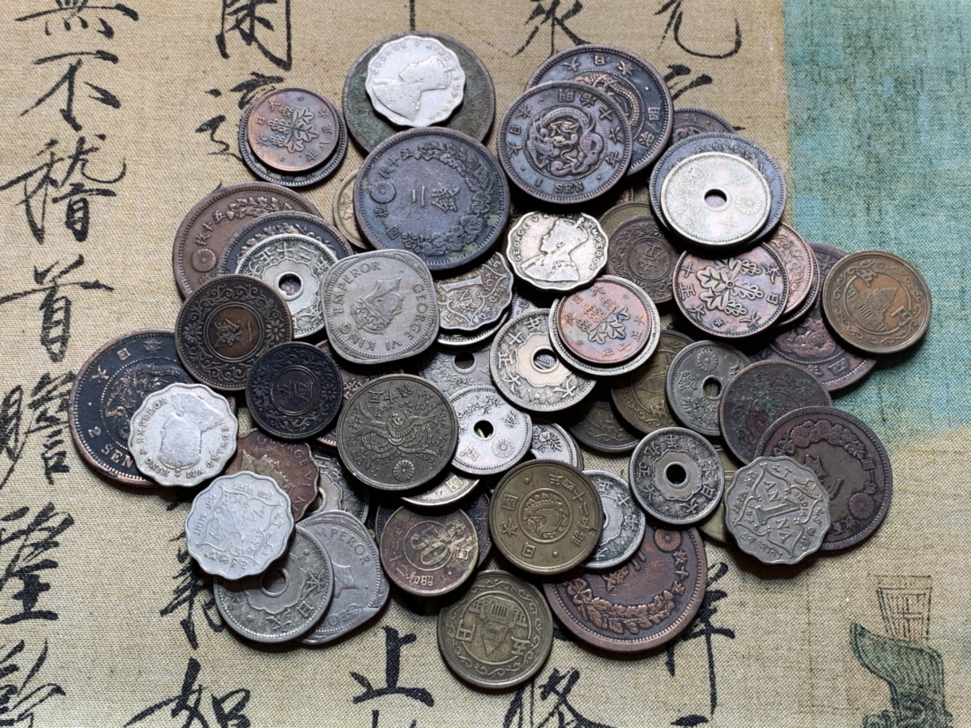 《竞宝斋》第48场-本周日，周一2场连拍（全场不限金额包邮） （68枚一组）日本，印度铜币，散币。其中日龙铜板13枚，印度散币13枚，其它日本散币42枚，品见图
