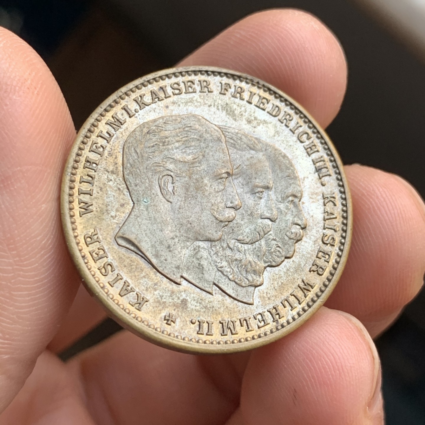 《竞宝斋》第48场-本周日，周一2场连拍（全场不限金额包邮） 德国 三皇 章  12.1克 30.3直径 材质不明 边有磨 见图